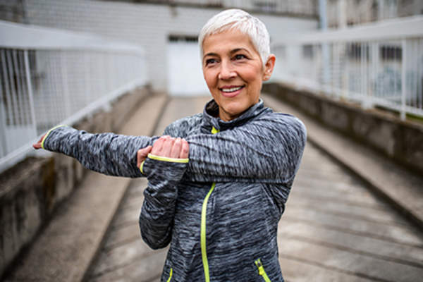 成熟的女人伸展。