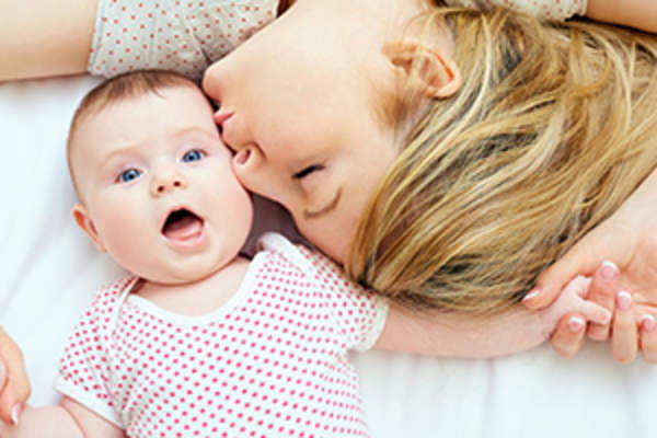 妈妈和宝宝在床上图像