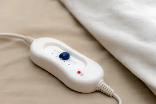在床上的电动毯子的控制按钮