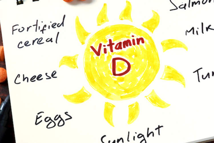 记事本与维生素d和药丸放在桌上。