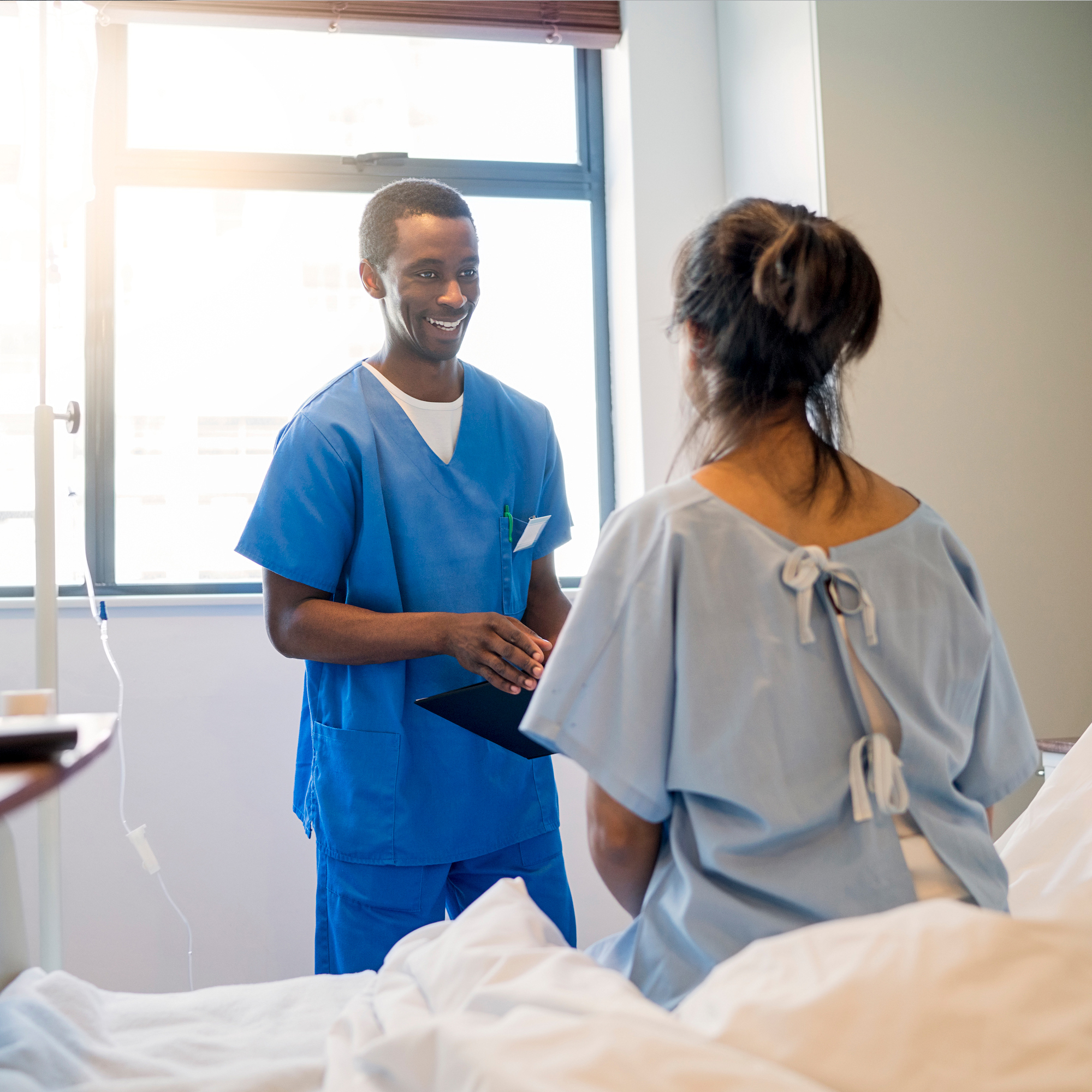 穿着病号服的女人和医生谈话