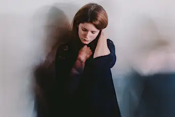 反对墙壁的少妇