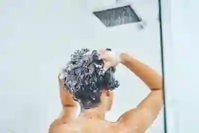 女人用洗发液洗她的头发