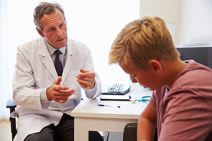 医生向一位年轻的病人解释诊断结果。