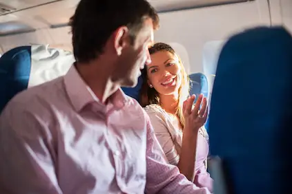 在飞机上与乘客交谈。