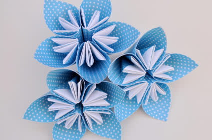蓝色和白色的折纸花。