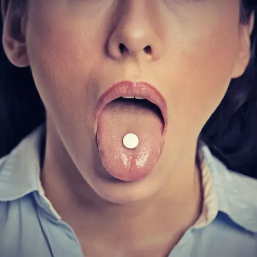 药片在舌头