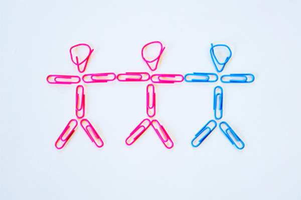 两个女的,一个男的用回形针做成的木棍。