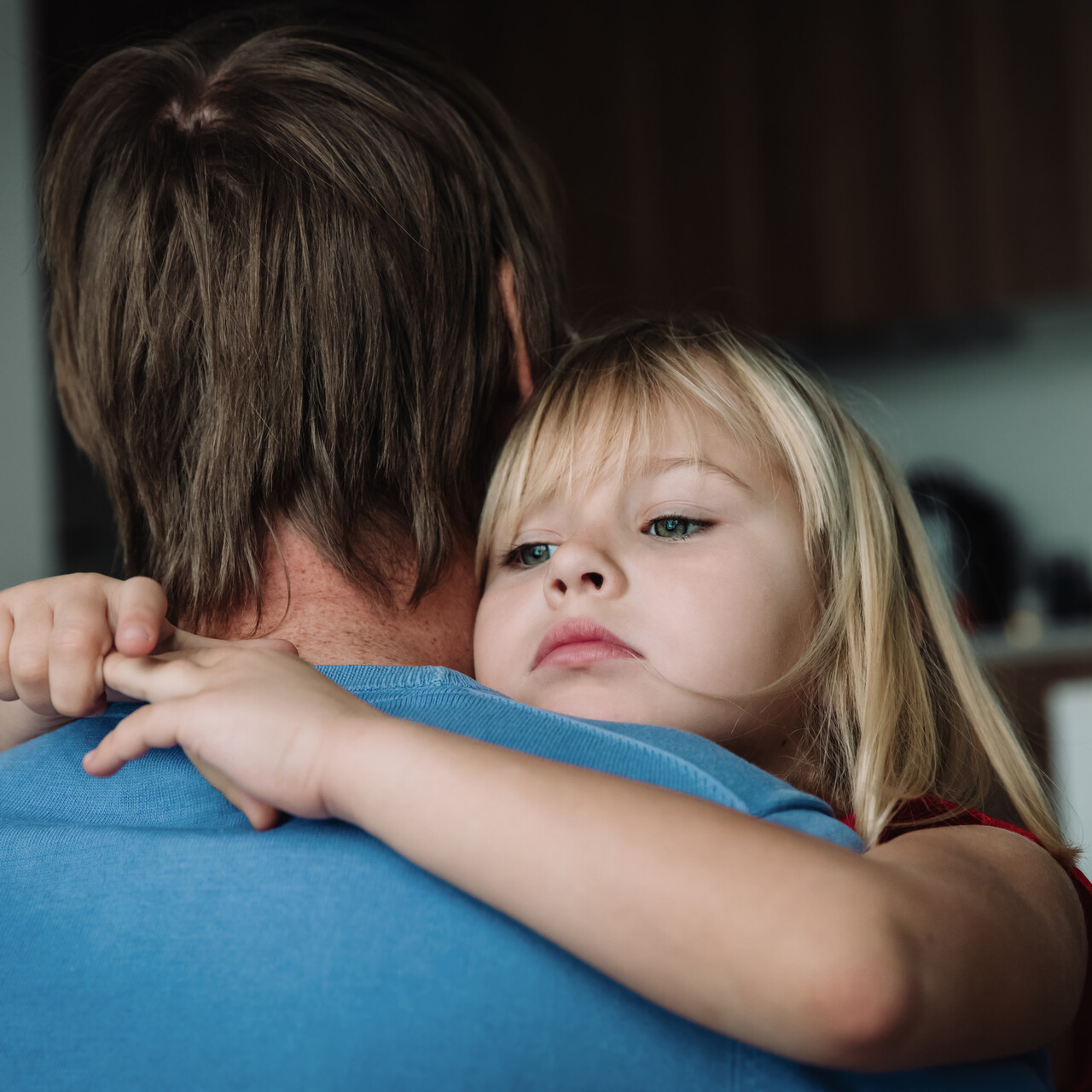 父亲带着悲伤的女儿。
