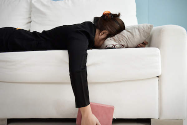 沙发上疲倦女人的脸了。