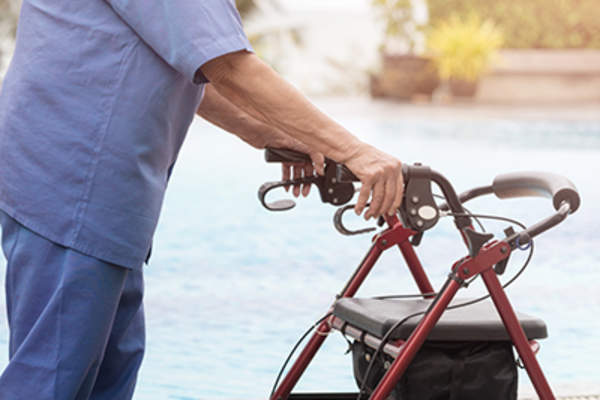 大四学生在外面玩rollator。