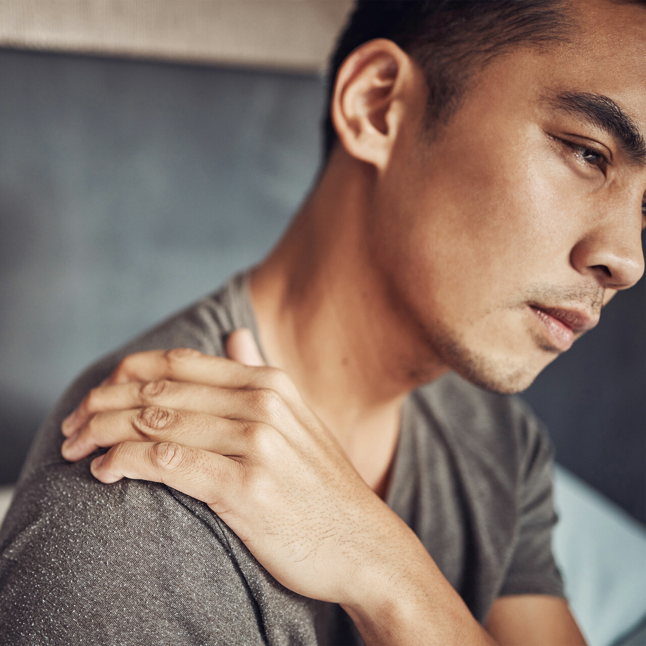 一个人在痛苦中触动他的肩膀