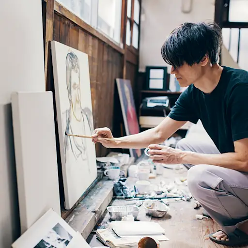 男人在绘画上工作