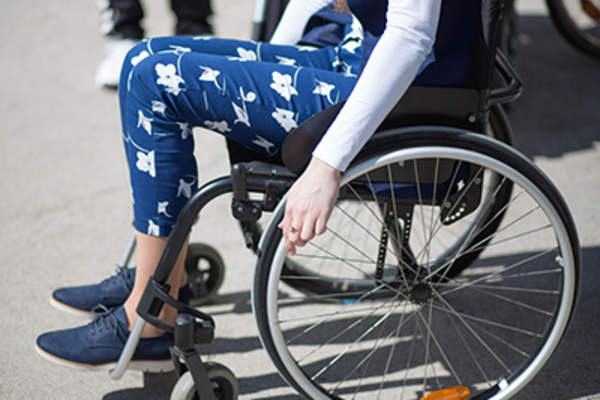 一个坐轮椅的女人。