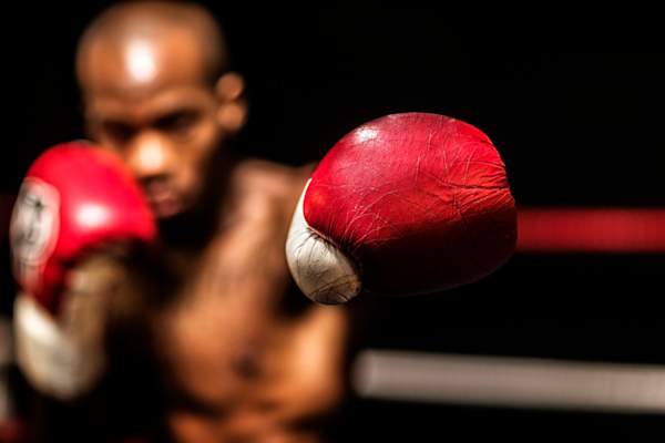 男子拳击投掷打孔