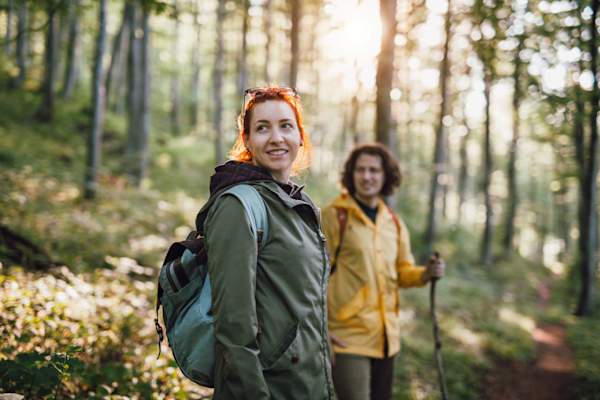情侣在树林里徒步旅行