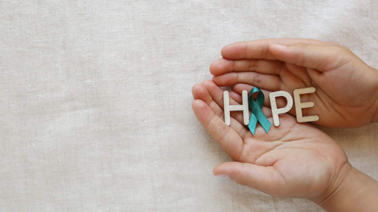 双手抱着“希望”，“O”是卵巢癌认识丝带。