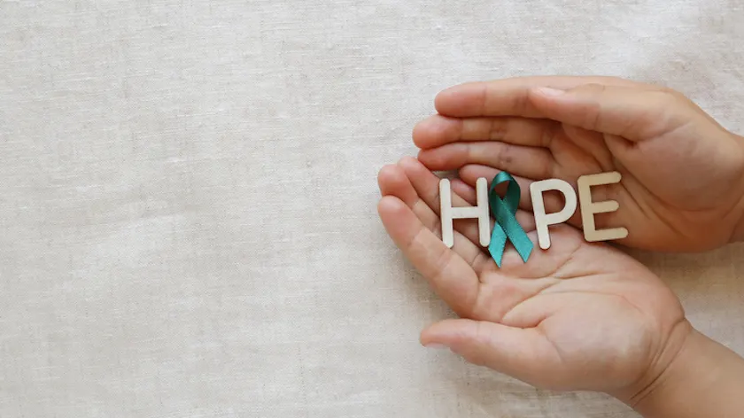 手拿着“希望”，“o”是卵巢癌意识丝带。