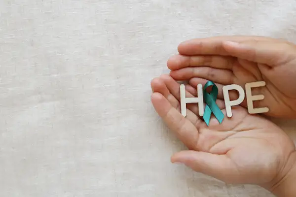 手握“希望”、“O”是卵巢癌意识丝带。