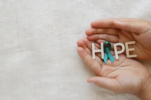 手握“HOPE”、“O”字样的是卵巢癌意识丝带。