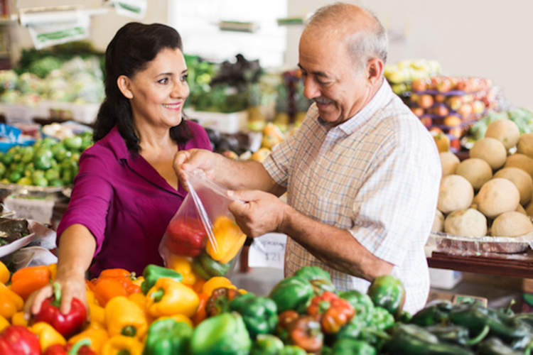 一对老夫妇在买新鲜的农产品。