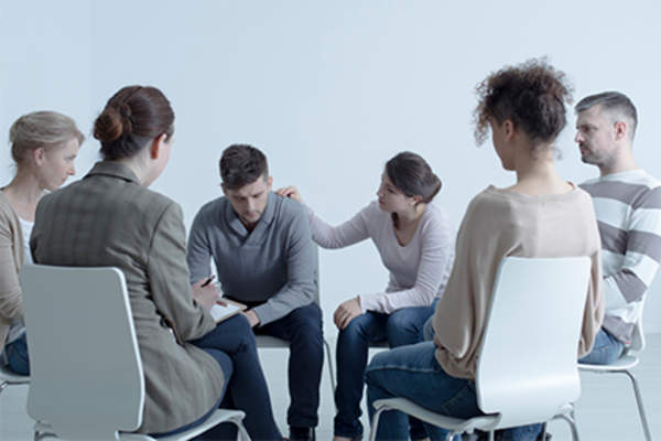 支持组的年轻人。