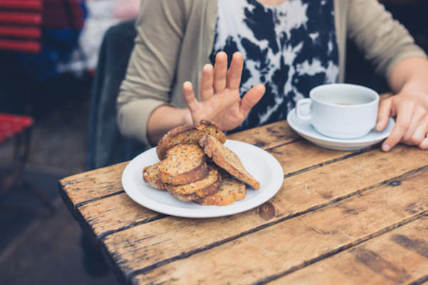 女人拒绝含谷蛋白的面包。