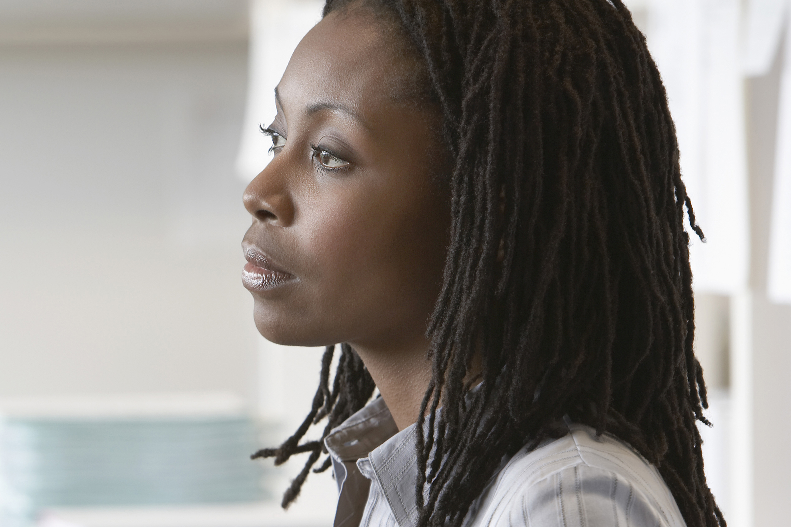 凝视远方的女人