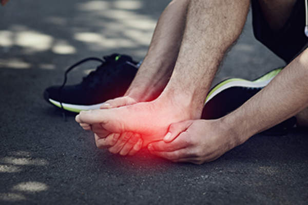 光脚有灼烧,刺痛,麻木,疼痛。