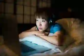女人晚上用笔记本电脑