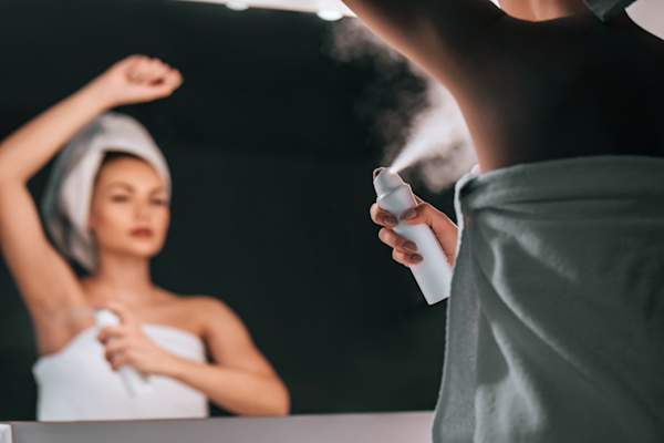 使用喷雾除臭女人