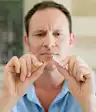 一个男人把香烟掰成两半。