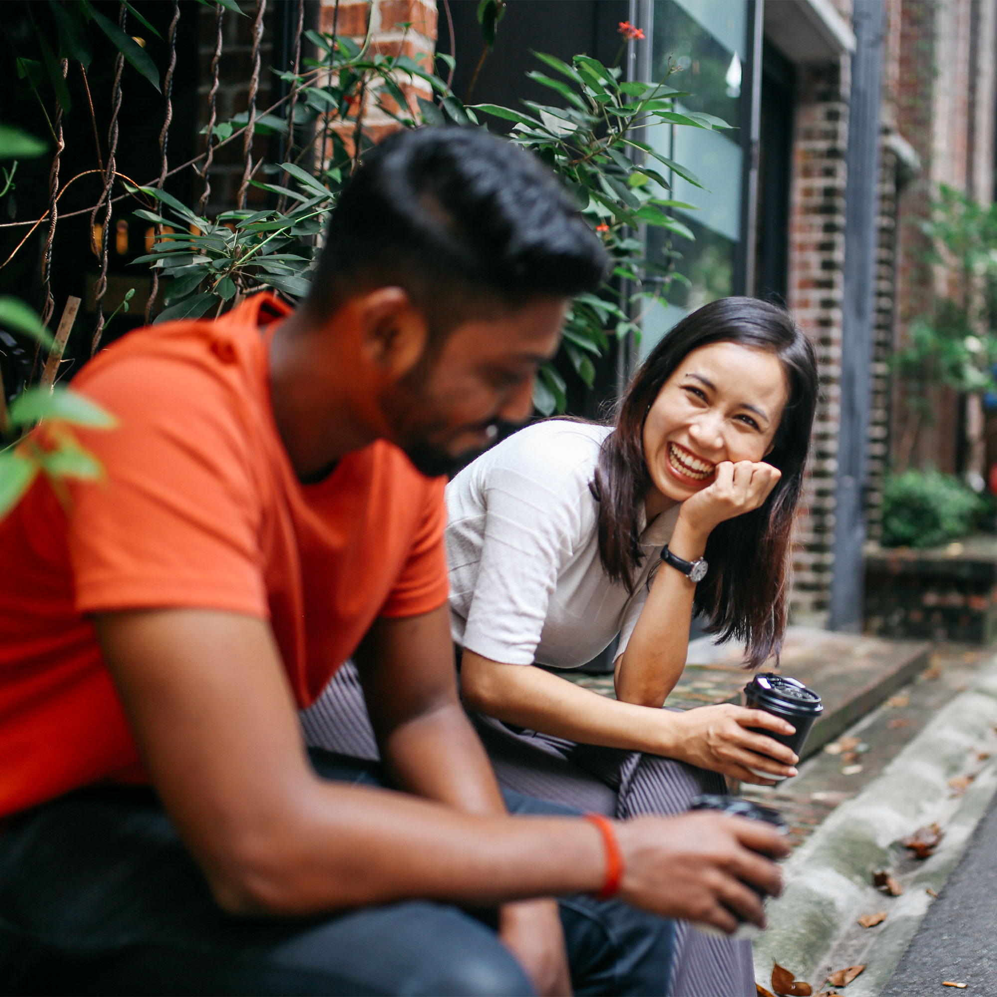 一对夫妇坐在外面聊天