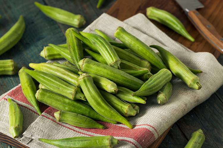 餐桌上的生秋葵。