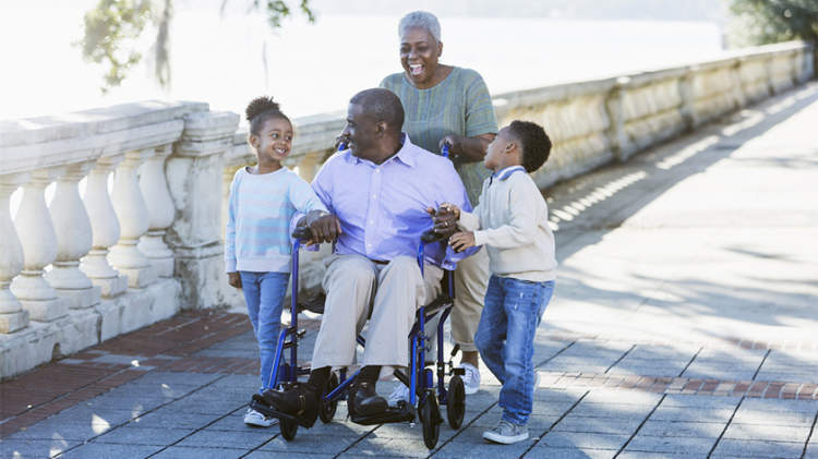 女人照顾丈夫的轮椅和孙子。