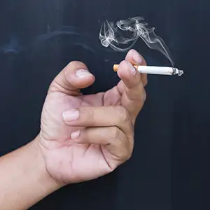 男人吸烟香烟。