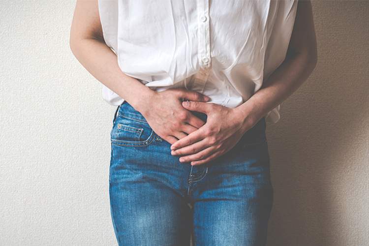 女人抱着她的小腹。