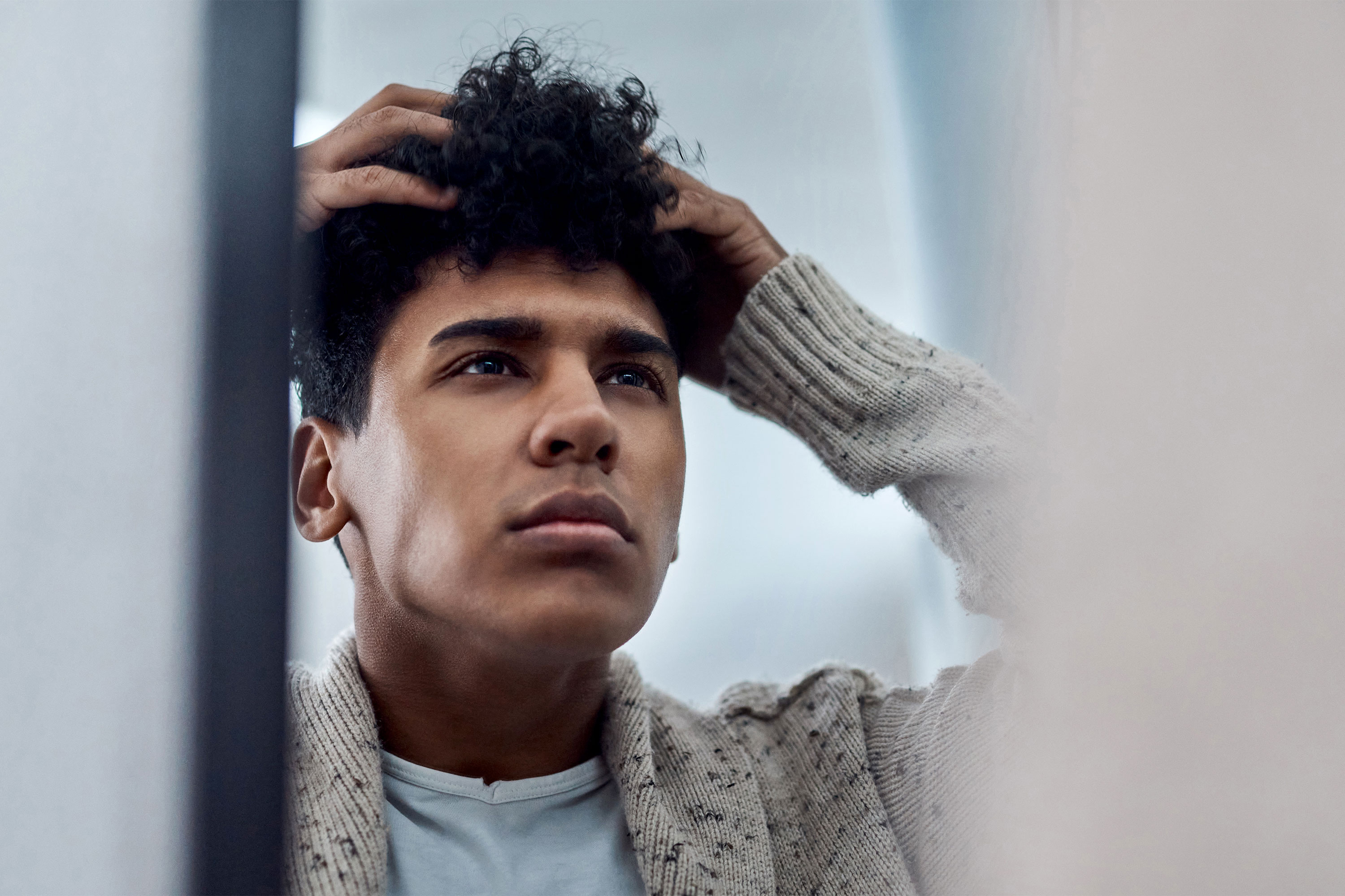 一个人检查他的头发