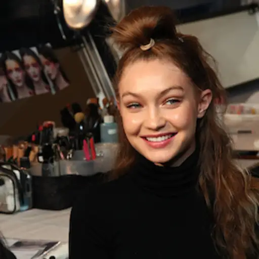 2018年9月10日,纽约时装周期间,模特吉吉·哈迪德(Gigi Hadid)在后台为安娜苏(Anna Sui)的时装秀做准备。