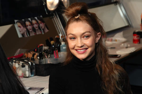 型号梁咏琪哈迪德后台准备为纽约时装周期间,安娜苏显示:在画廊在我春天影城2018年9月10日在纽约市的表演。