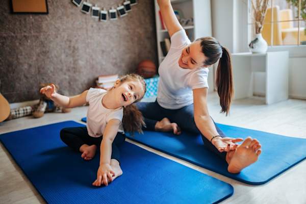 妈妈和女儿在做瑜伽伸展运动