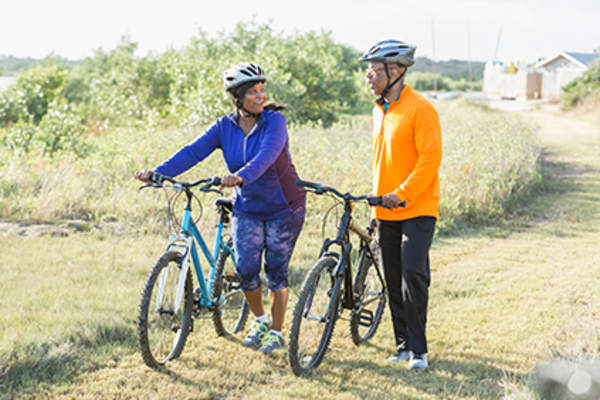 一对骑自行车的夫妇。