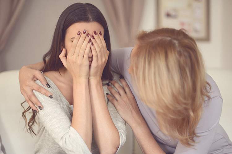 女人帮助焦虑的年轻女士。