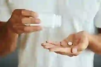 药在一个男人的手