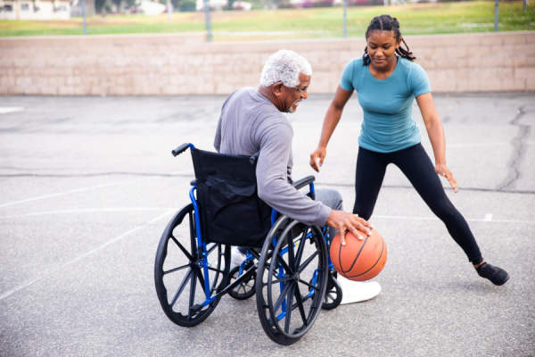 老男人和年轻女人在打篮球