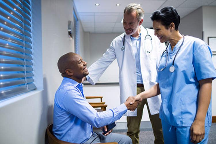 医生和病人握手