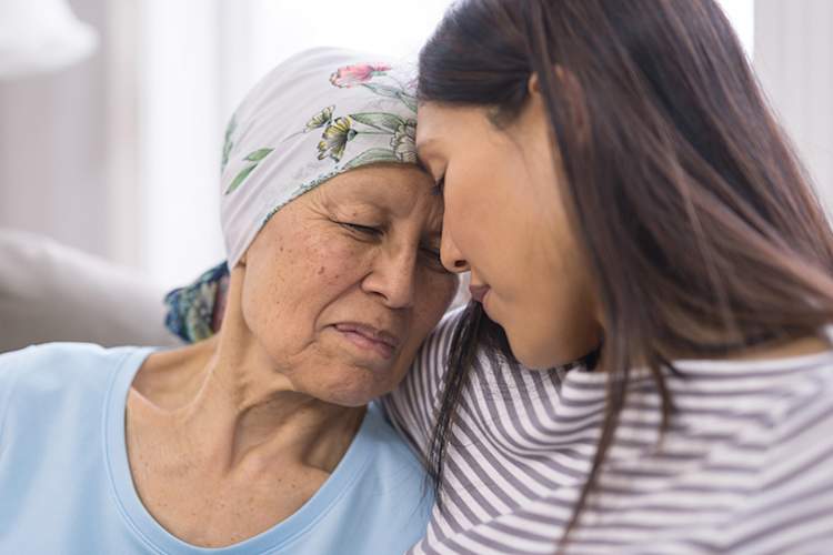 与癌症高级女子被女儿正在安慰