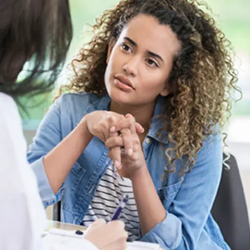 医生解释女人的测试结果。