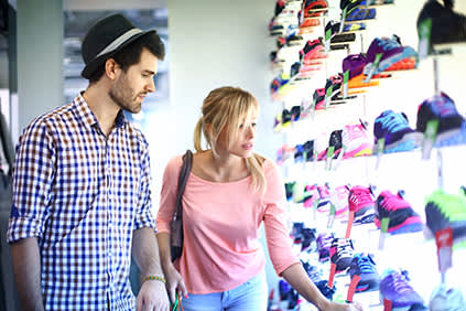 一对夫妇在买运动鞋。