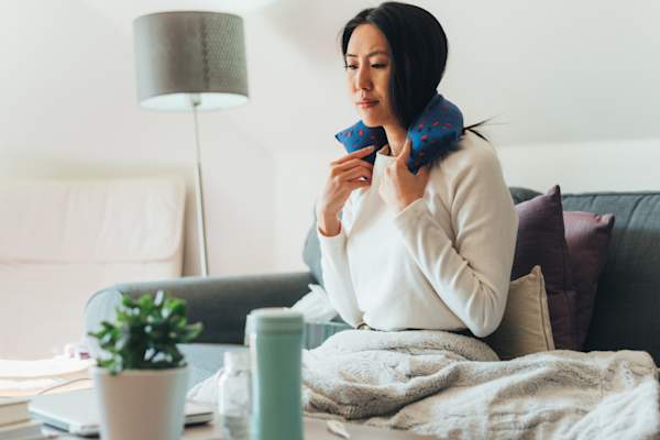 肩膀上有发热垫的年轻女子